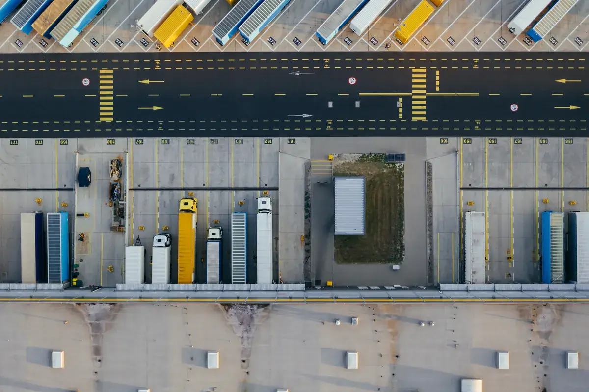 Logistikzentrum aus der Vogelperspektive
